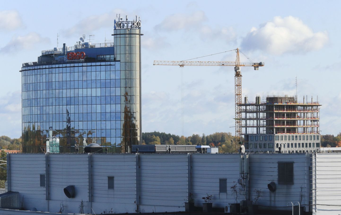Aadressile Paju 2 kerkiv 16-korruseline bürootorn kerkib Plaskuks (vasakul) hüütava ärihoone lähedale Emajõe Annelinna-poolsele kaldale.