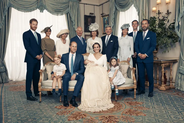 Istuvad vasakult: prints George, prints William, prints Louis oma ema, hertsoginna Catherine'i süles ja printsess Charlotte. Seisavad vasakult: prints Harry, hertsoginna Meghan, hertsoginna Camilla, prints Charles, Carole Middleton, Michael Middleton, Pippa Matthews, James Matthews ja James Middleton