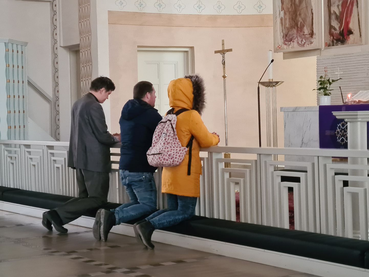Kirikuõpetaja Kristjan Luhamets(vasakul) lasi karbivarastel kirikus patud andeks paluda.