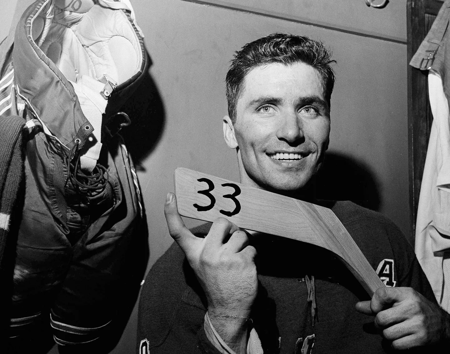 Andy Bathgate 1959. aastal pärast New York Rangersi särgis hooaja 33. värava viskamist.