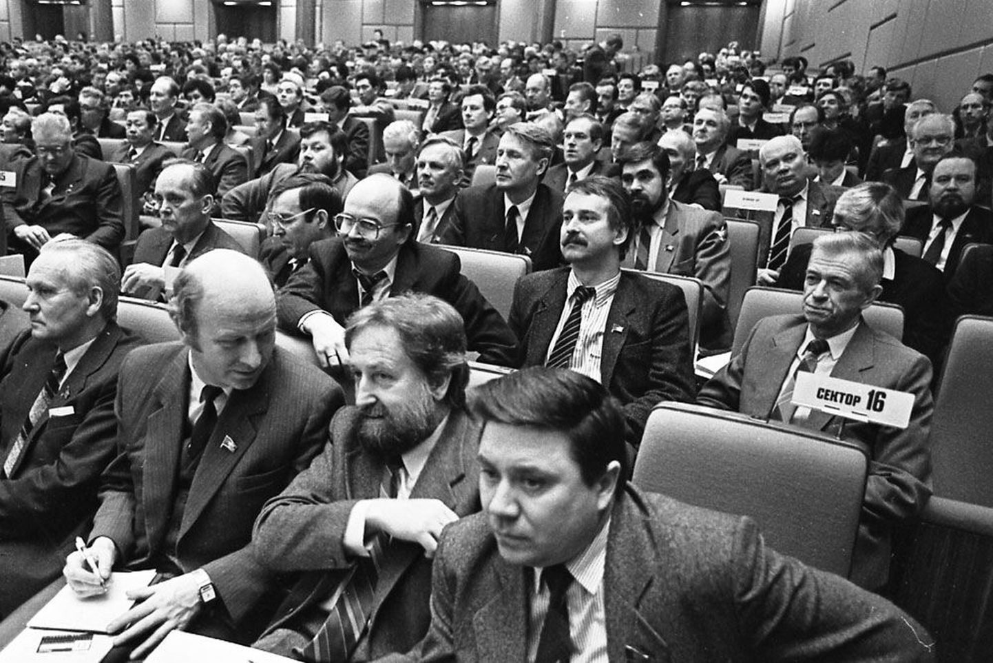 Eesti saadikud NSV Liidu rahvasaadikute kongressil.