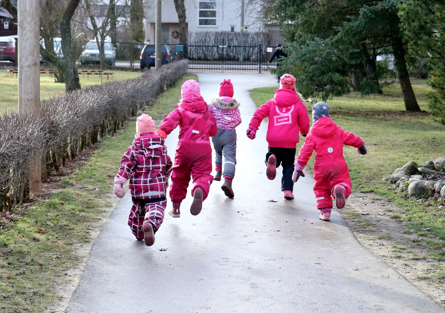 Lasteaialapsed õues mängimas.