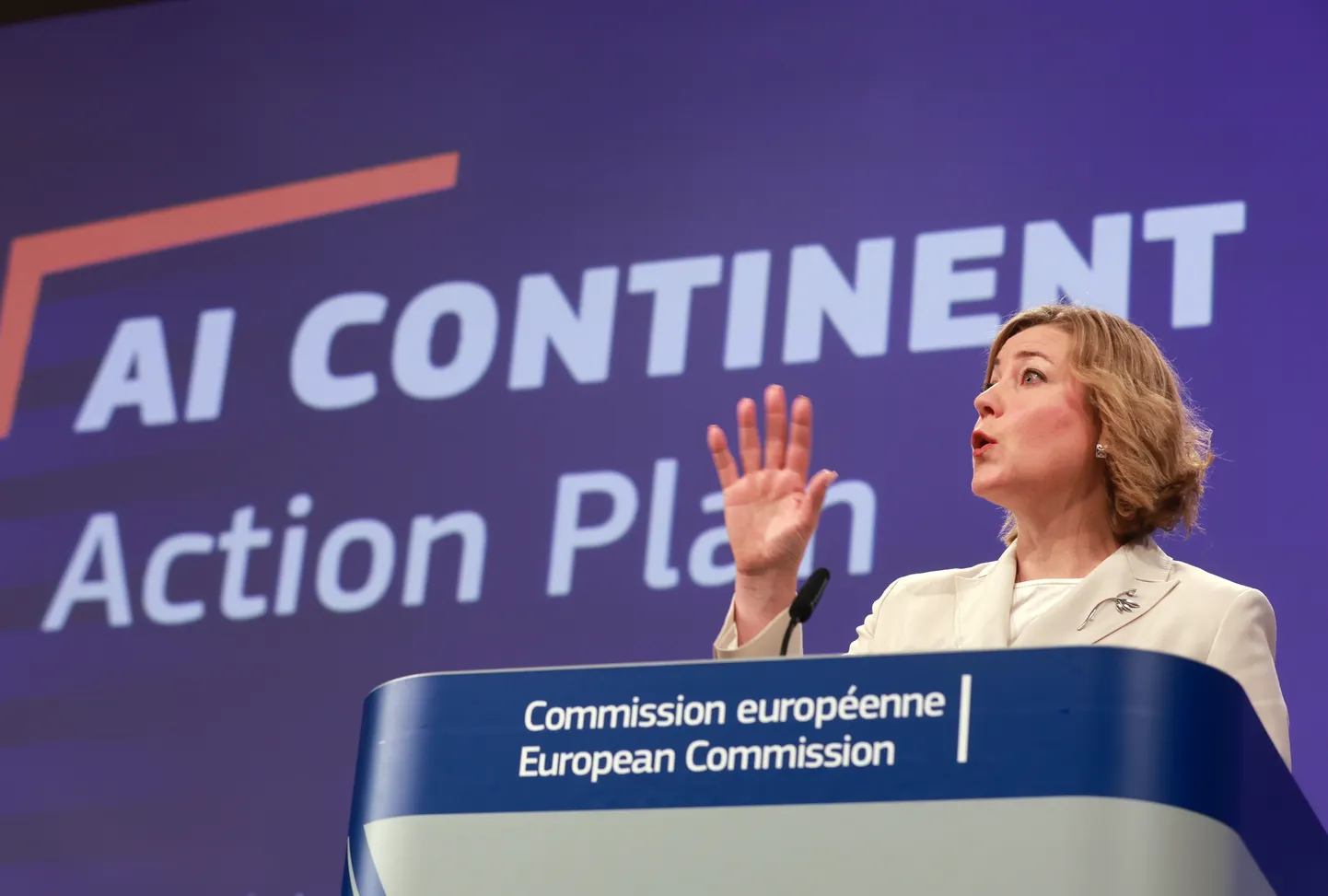 Euroopa Komisjoni tehnoloogilise suveräänsuse, julgeoleku ja demokraatia eest vastutav juhtiv asepresident Henna Virkkunen kõnelemas Brüsselis 9. aprillil 2025.