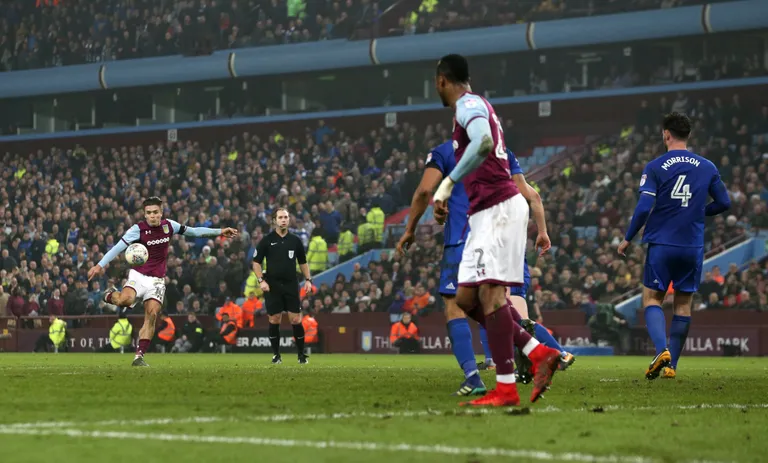 Aston Villa Jack Grealish (vasakul) väravat löömas