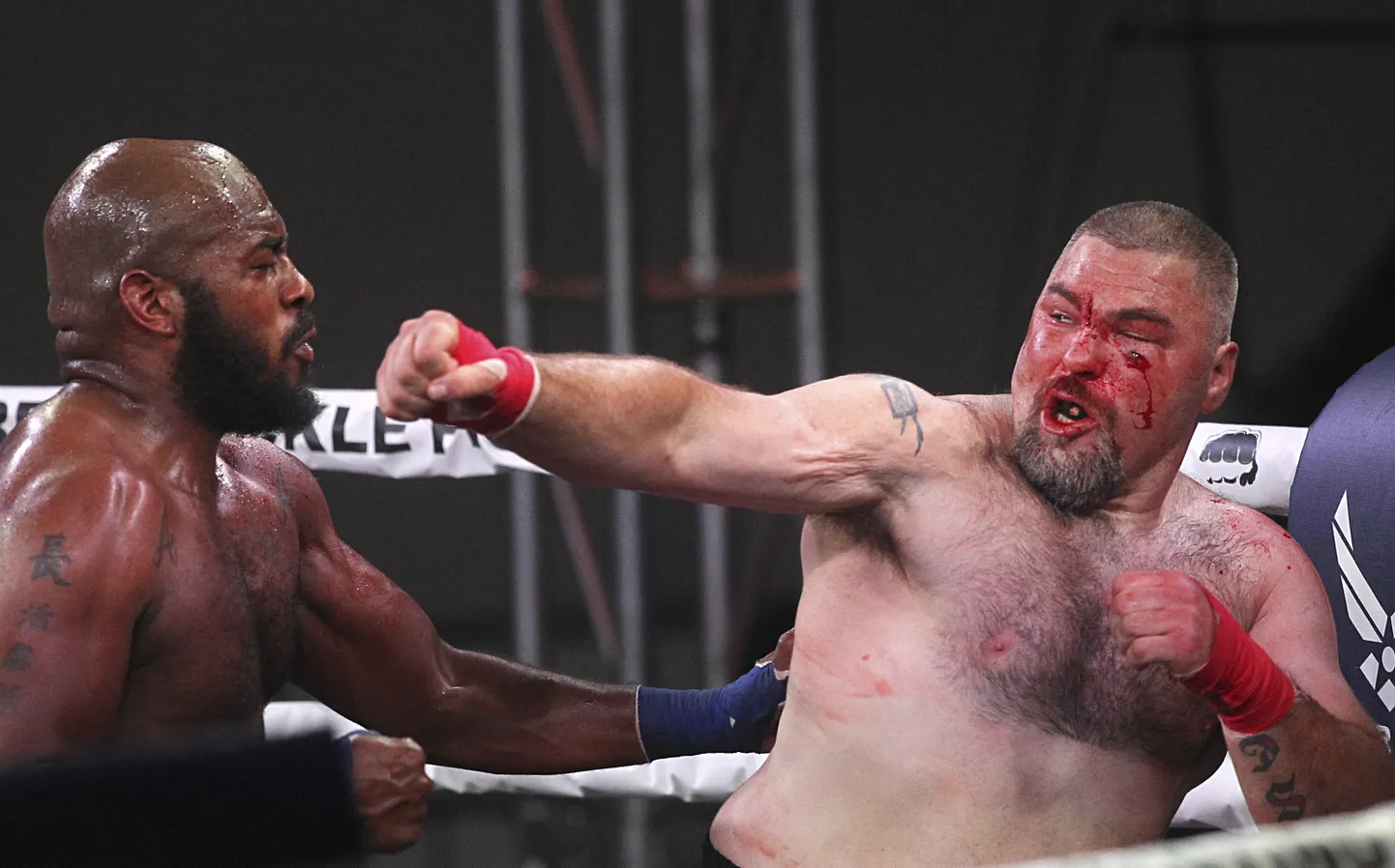 Bare Knuckle Fighting Championshipi raskekaalu promomatš 2018. aastal. Ringis on DJ Linderman (paremal) ja Arnold Adams.