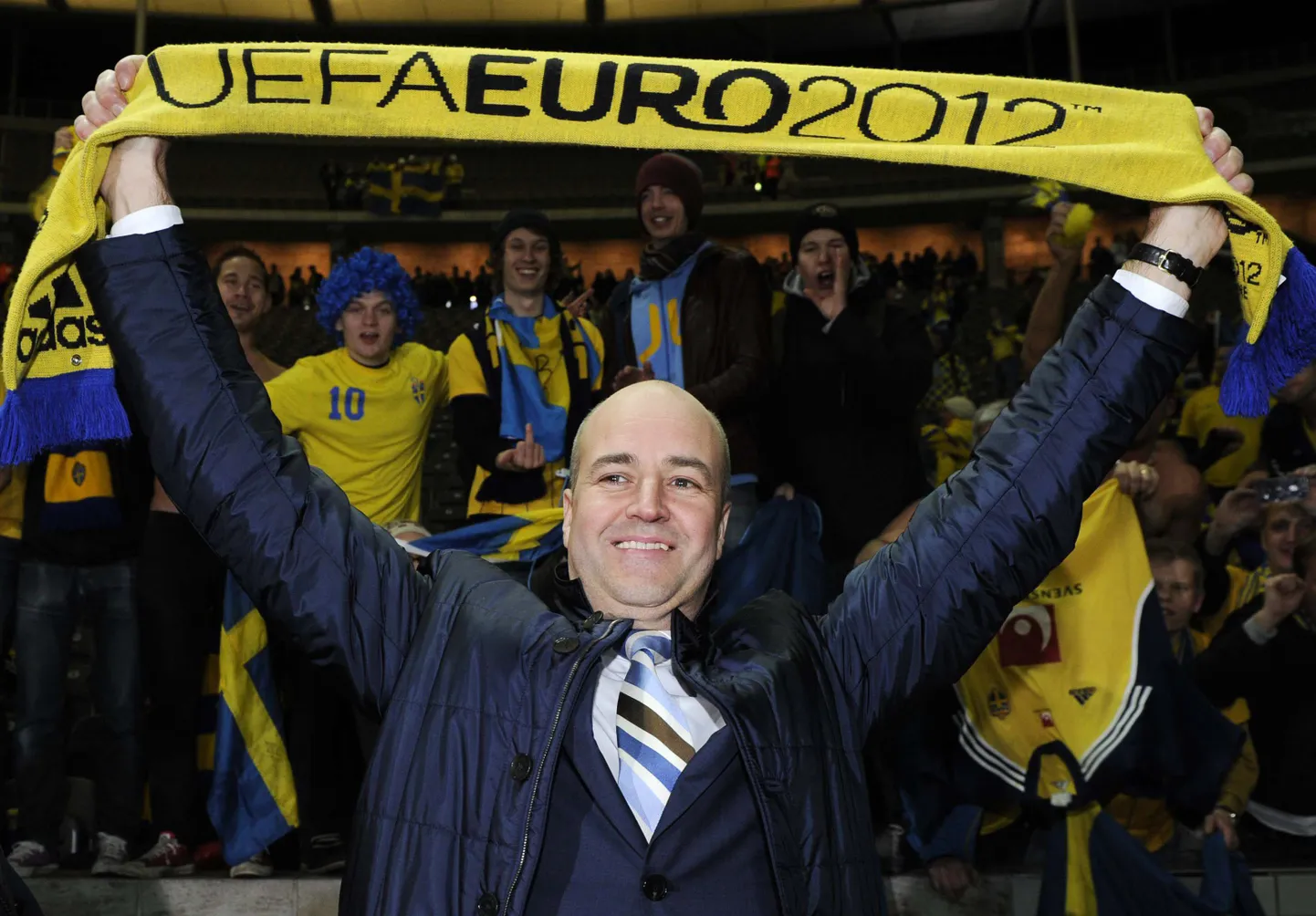 Rootsi peaminister Fredrik Reinfeldt rõõmustas koos fännidega jalgpallikoondise imeviigi üle.