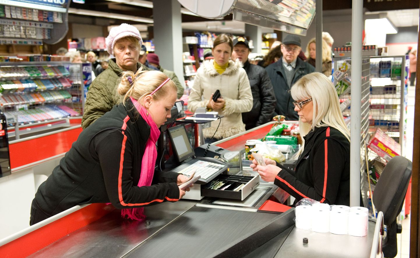Statistikaameti uuringu järgi kulub Eesti inimestel kõige rohkem raha toidule ja eluasemele. Pildil kliendid toidupoes.