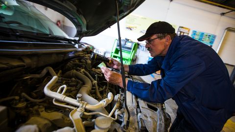 OTSITE TÖÖD? ⟩ Teenige leiba automehaaniku, beebiringi juhendaja, kalatöötleja või puidujahvatajana