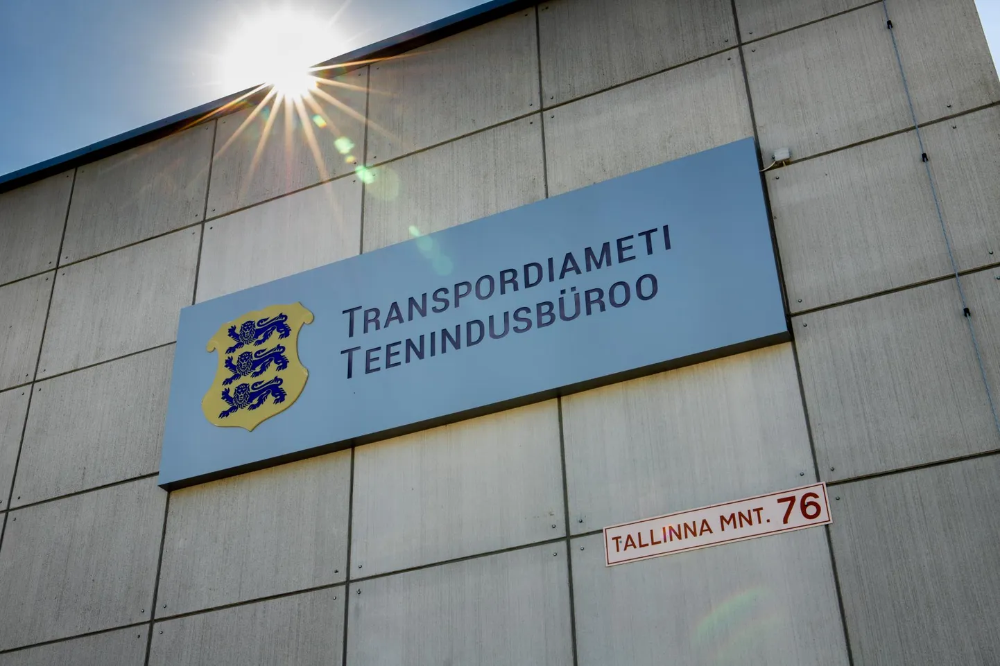 Pärnu, Narva, Jõhvi, Tartu, Tallinna, Saue ja Paide teenindusbüroos alustatakse argipäeviti registreerimiseelsete kontrollidega kell kaheksa hommikul.