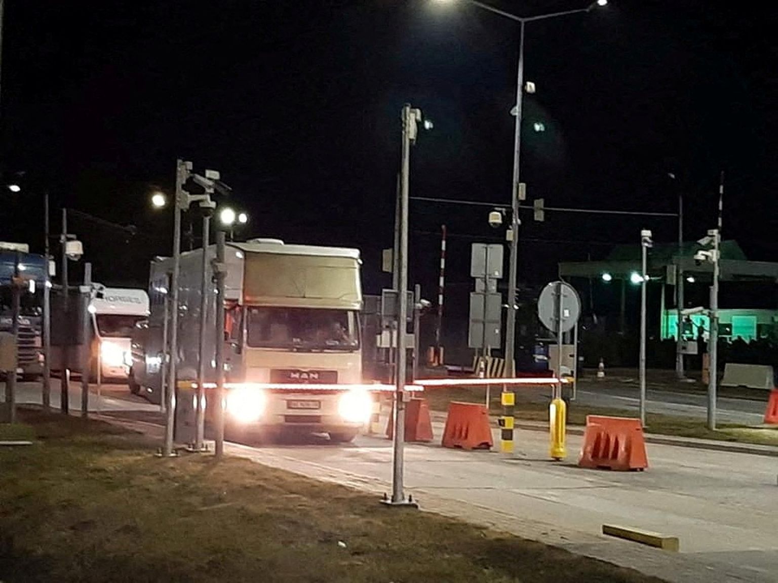 Veoauto Kiievi lähedalt evakueeritud lõvide ja tiigritega ületamas Ukraina-Poola piiri.