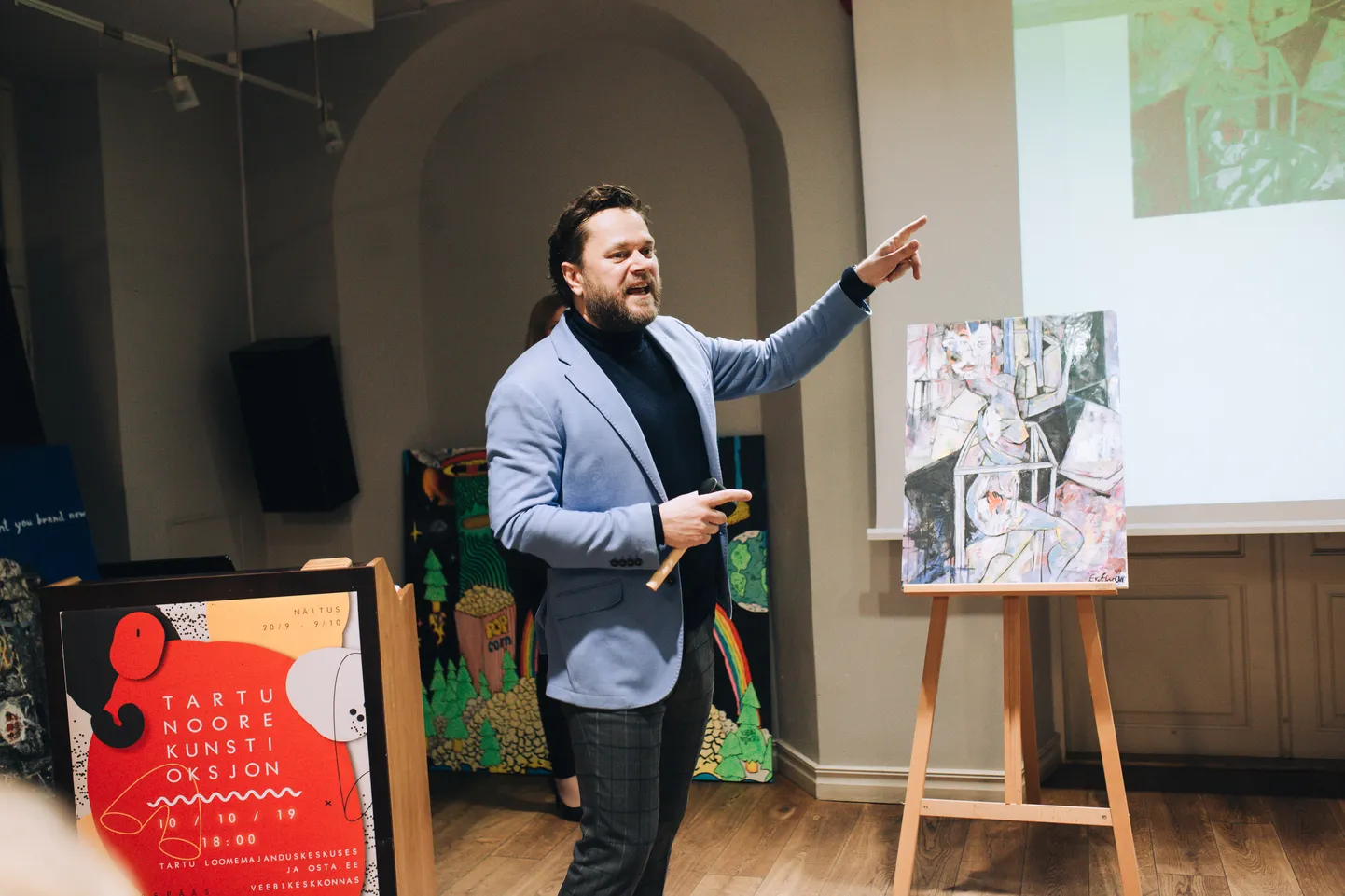 HAAMRIT VIBUTAMAS: Reigo Kuivjõgi kahe nädala eest Tartu noore kunsti oksjonit läbi viimas.