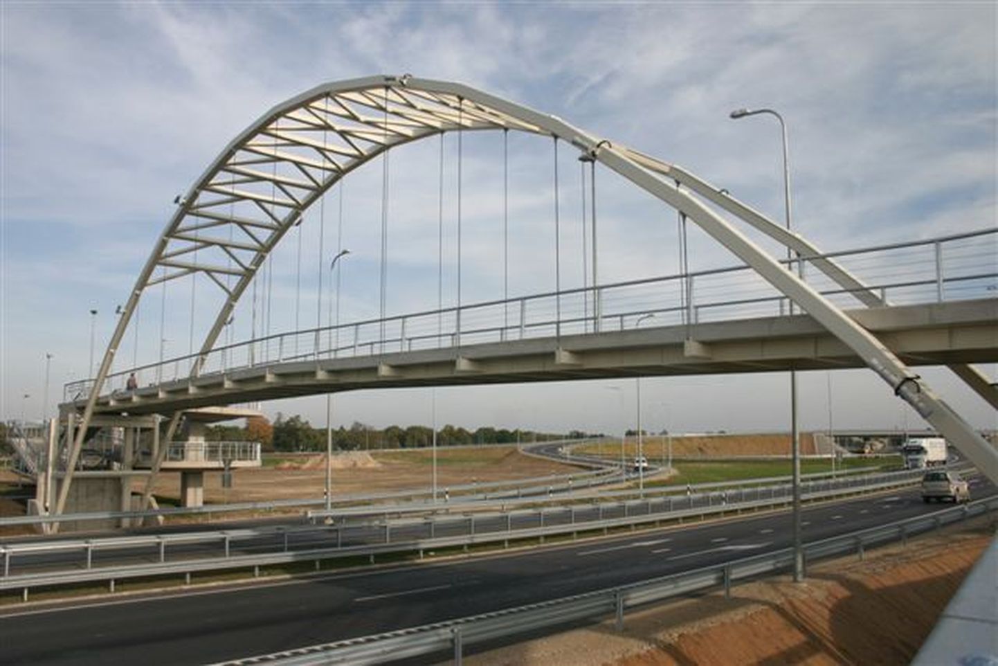 TREV-2 ehitatud jalakäijate sild.
