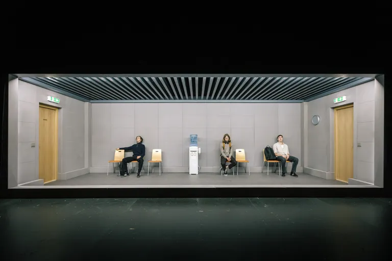Dramaturg Kristo Šagori kirjutatud «Kolmekas ilma Simoneta» VAT Teatris. Kunstnik Kristjan Suitsu lavakujundus mängib peenemat mängu, kui esmapilgul paistab.