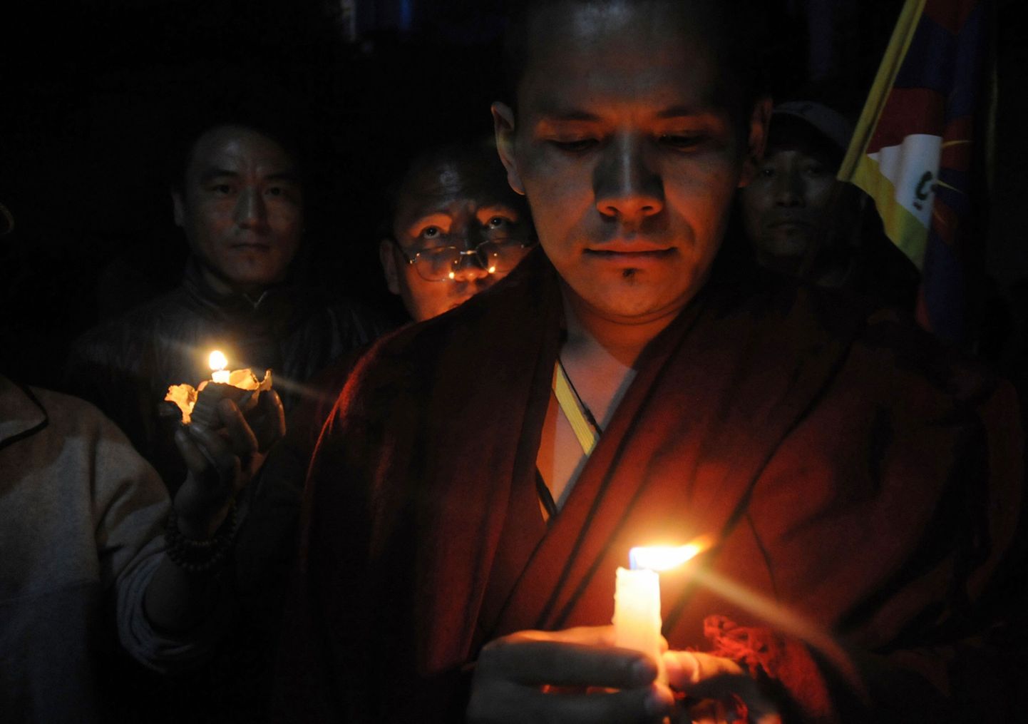 Tiibeti buda munk mälestamas Dharamsalas hukkunud usukaaslasi.