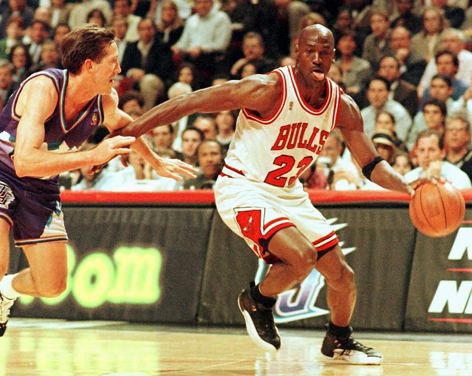 Michael Jordan 1997. aasta juunis NBA finaalis, vastaseks oli Utah Jazz ja pildil püüab Jordanit takistada Jeff Hornacek.