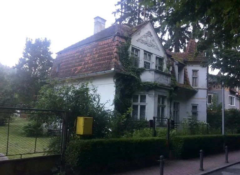 Maja Rumeenias Transilvaanias Bistritas, mille keldri seinast leiti mumifitseerunud kass