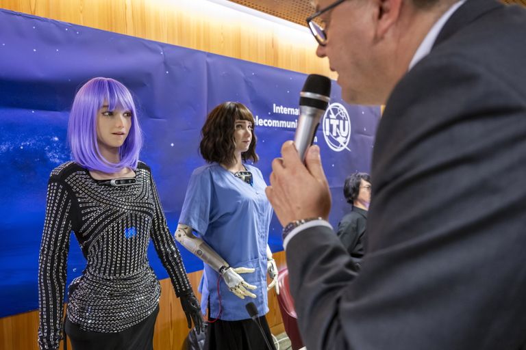 Pressikonverentsil: ajakirjanik intervjueerib robotit Desdemona