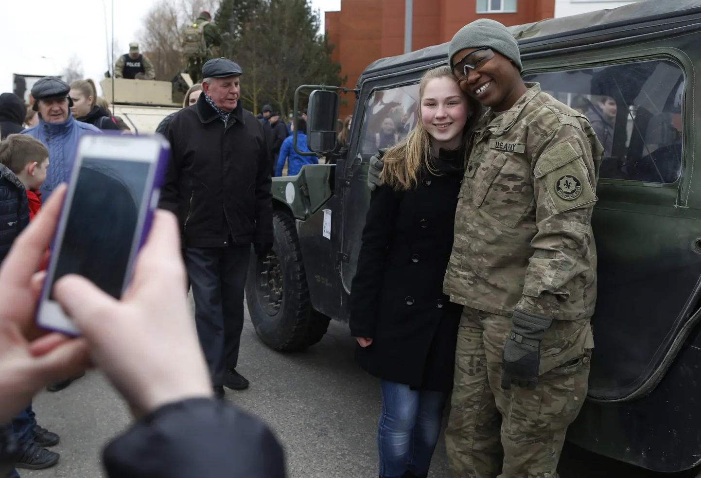 Eile rõõmustasid Vilniuse elanikke USA sõjaväelased, kellega leedulased ka rõõmsalt poseerisid.
