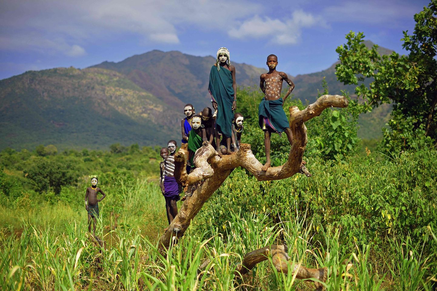 Suri hõimu lapsed poseerimas Etioopia lõunaosas Omo oru piirkonnas.