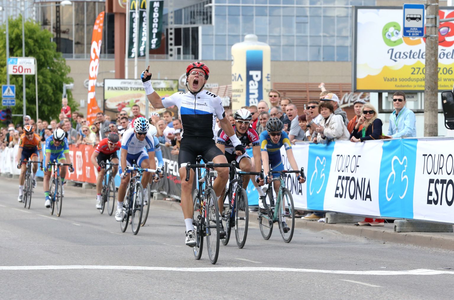 Meenutus mai lõpust, kui EMi koondisega sarnane Eesti esindus aitas Martin Laasi (keskel) Tallinn-Tartu GP ja lõpuks kogu Tour of Estonia võitjaks.