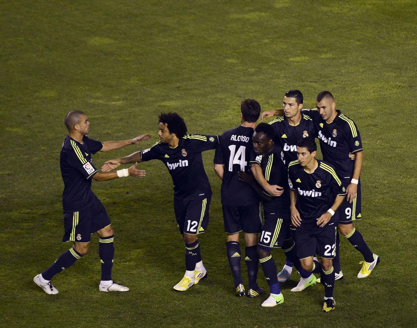 Madridi Reali mängijad rõõmustavad Cristiano Ronaldo värava üle.