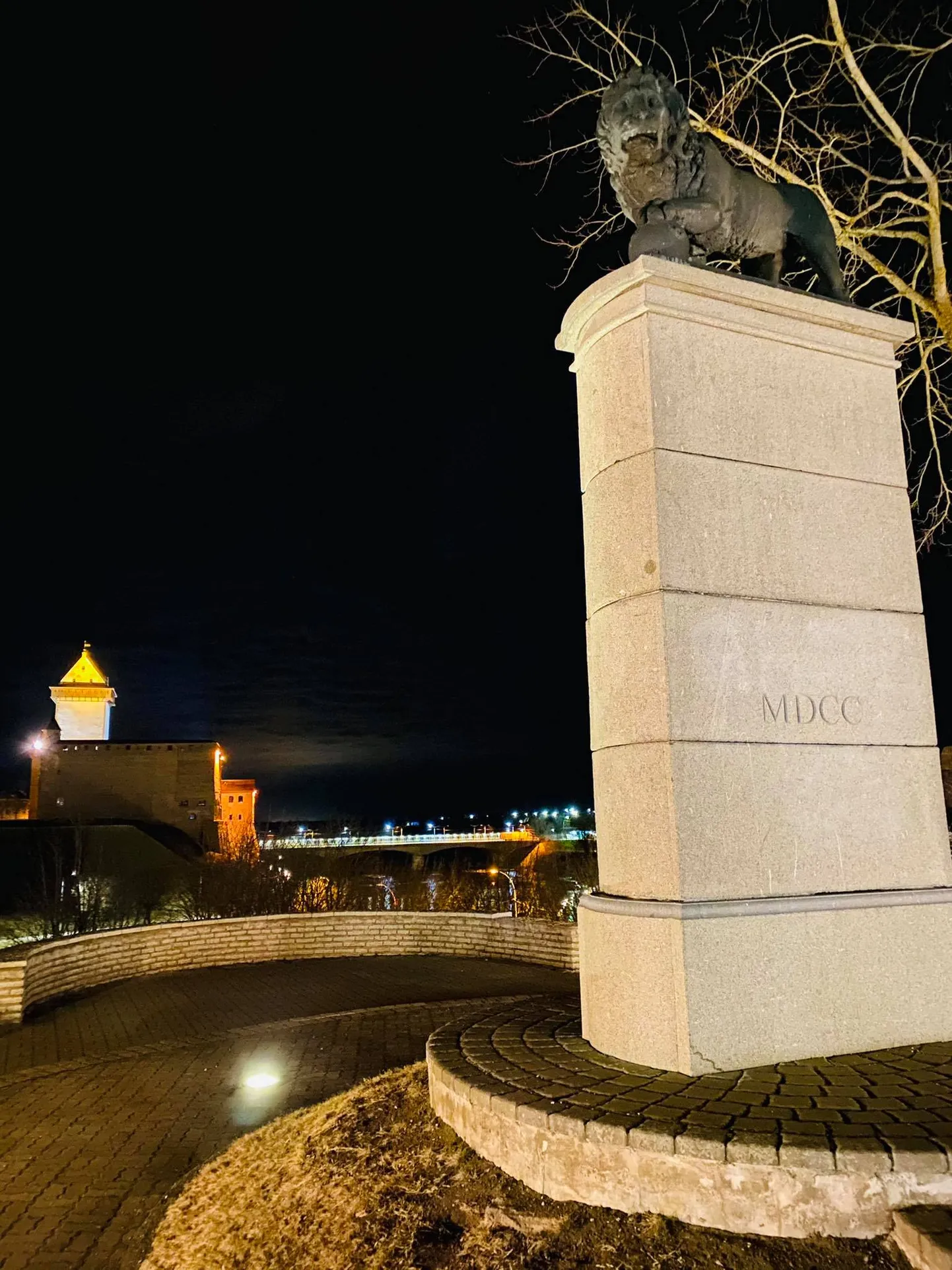 Нарвский Лев и Нарвский замок