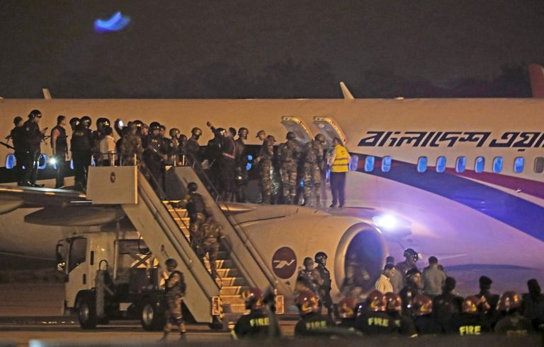 Bangladeshi julgeolekujõud lennufirma Biman Boeing 737-800 lennuki ümber Chittagongi lennujaamas eile õhtul. Nüüdseks on teada, et lennukit kaaperdada üritanud mees kasutas võltsrelva.