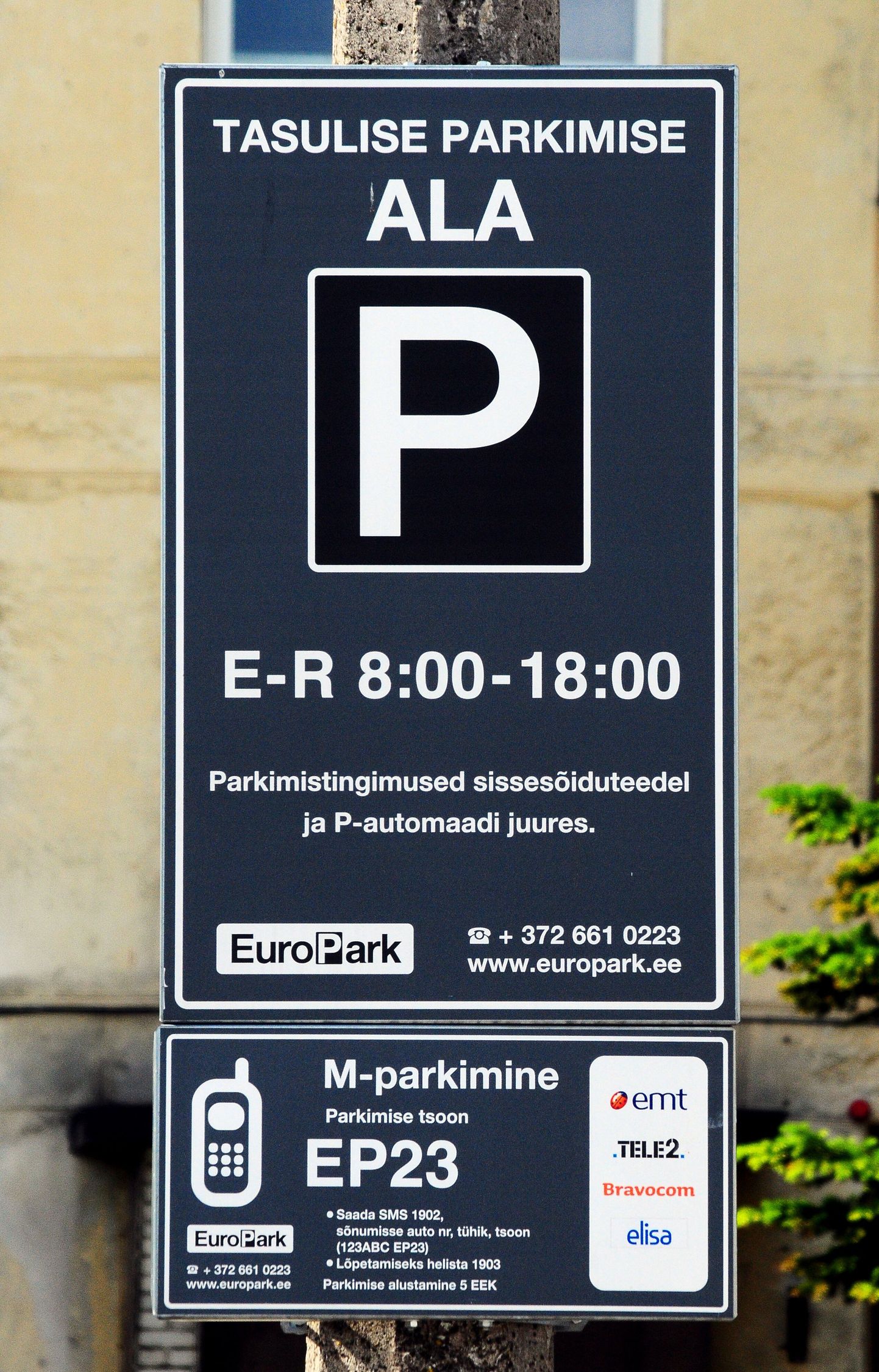 Europargi parkimist reguleerivad märgid.