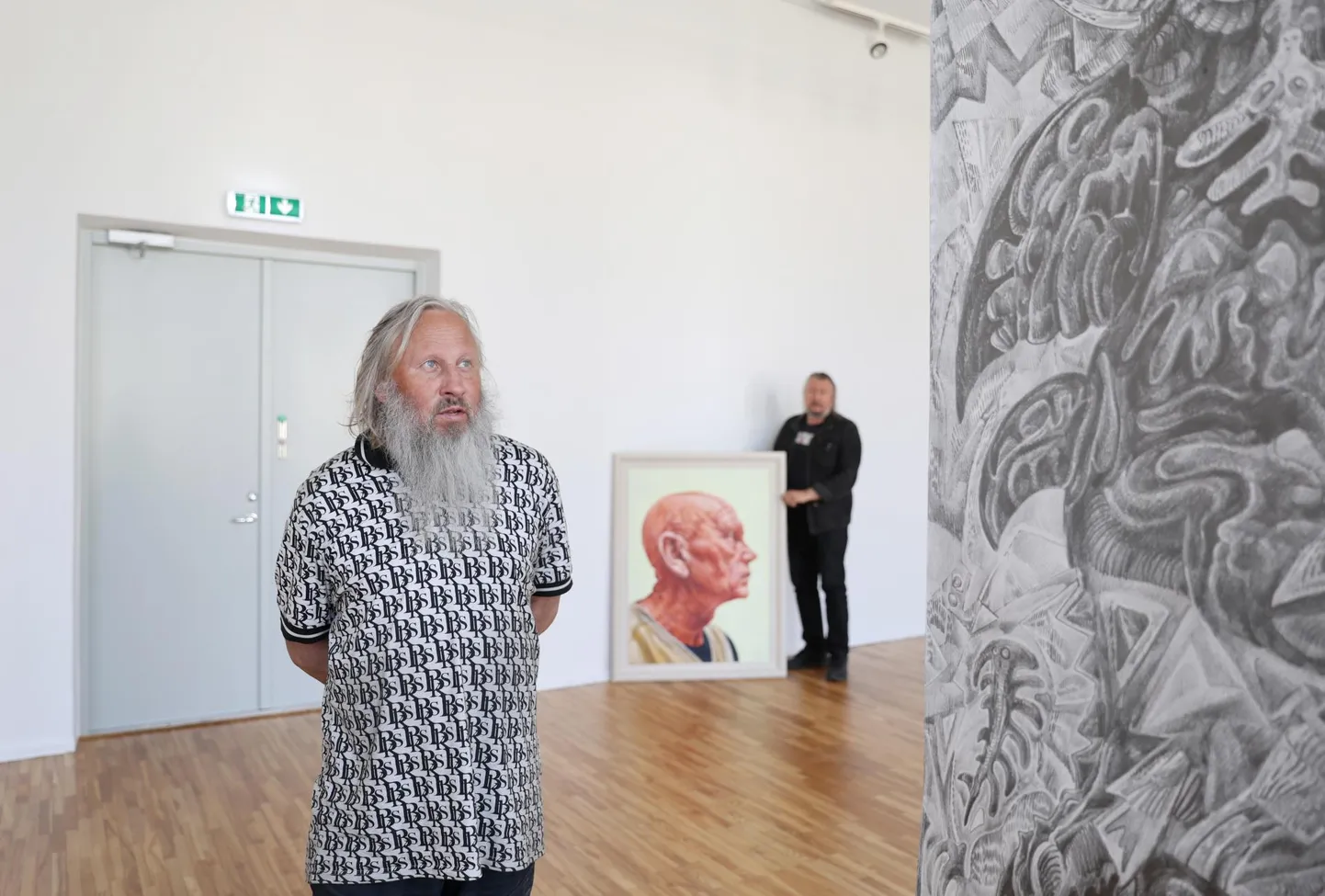 Albert Gulk räägib oma antarktilistest joonistustest. Ilmar Kruusamäe kohendab portreed, millele tal on maalitud Priit Jõgi.
