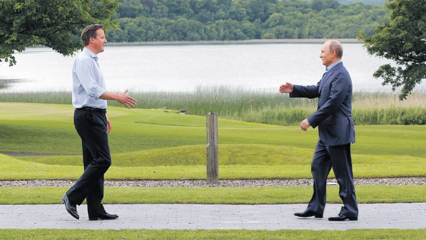 В этой связи наблюдатели проявляют повышенный интерес к российской делегации, возглавляемой президентом РФ Владимиром Путиным (на фото справа приветствует премьер-министра Великобритании Дэвида Кэмерона).