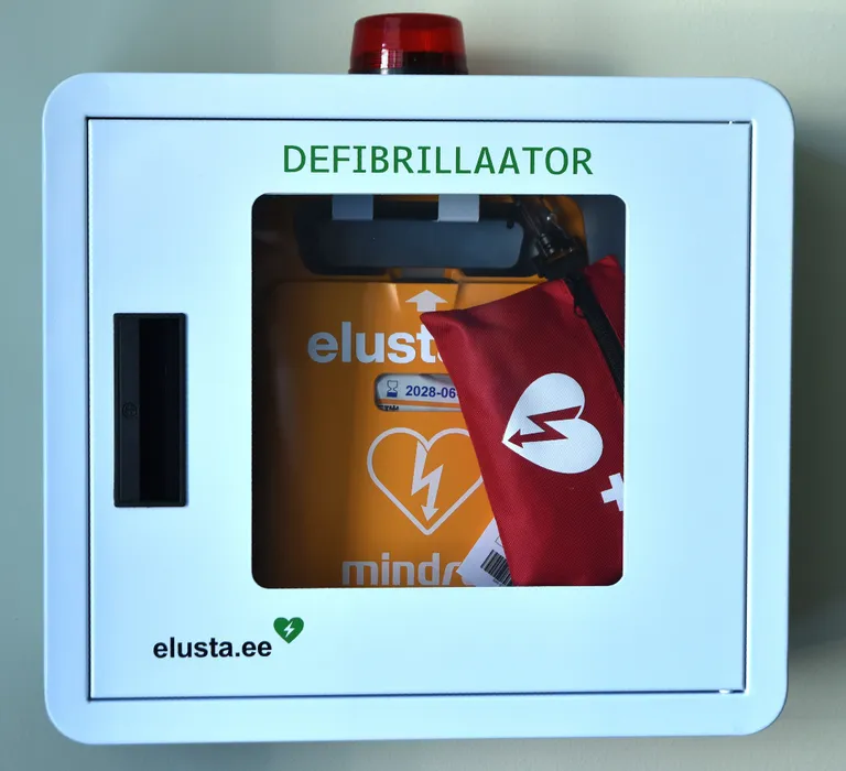 AED seadmed paiknevad avalikes kohtades spetsiaalselt selleks mõeldud kappides.