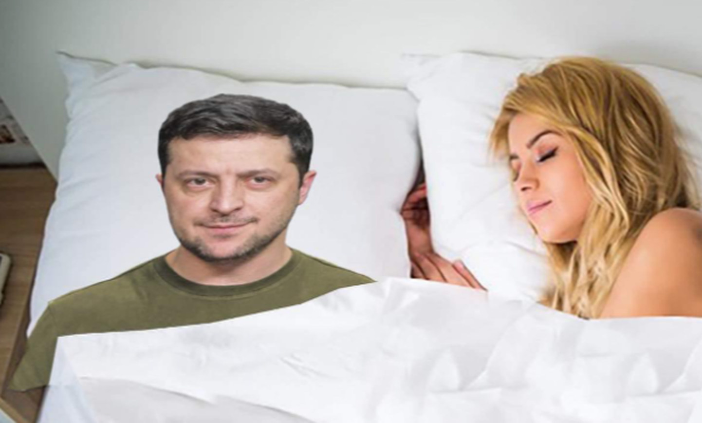 Подушка с изображением Владимира Зеленского.
