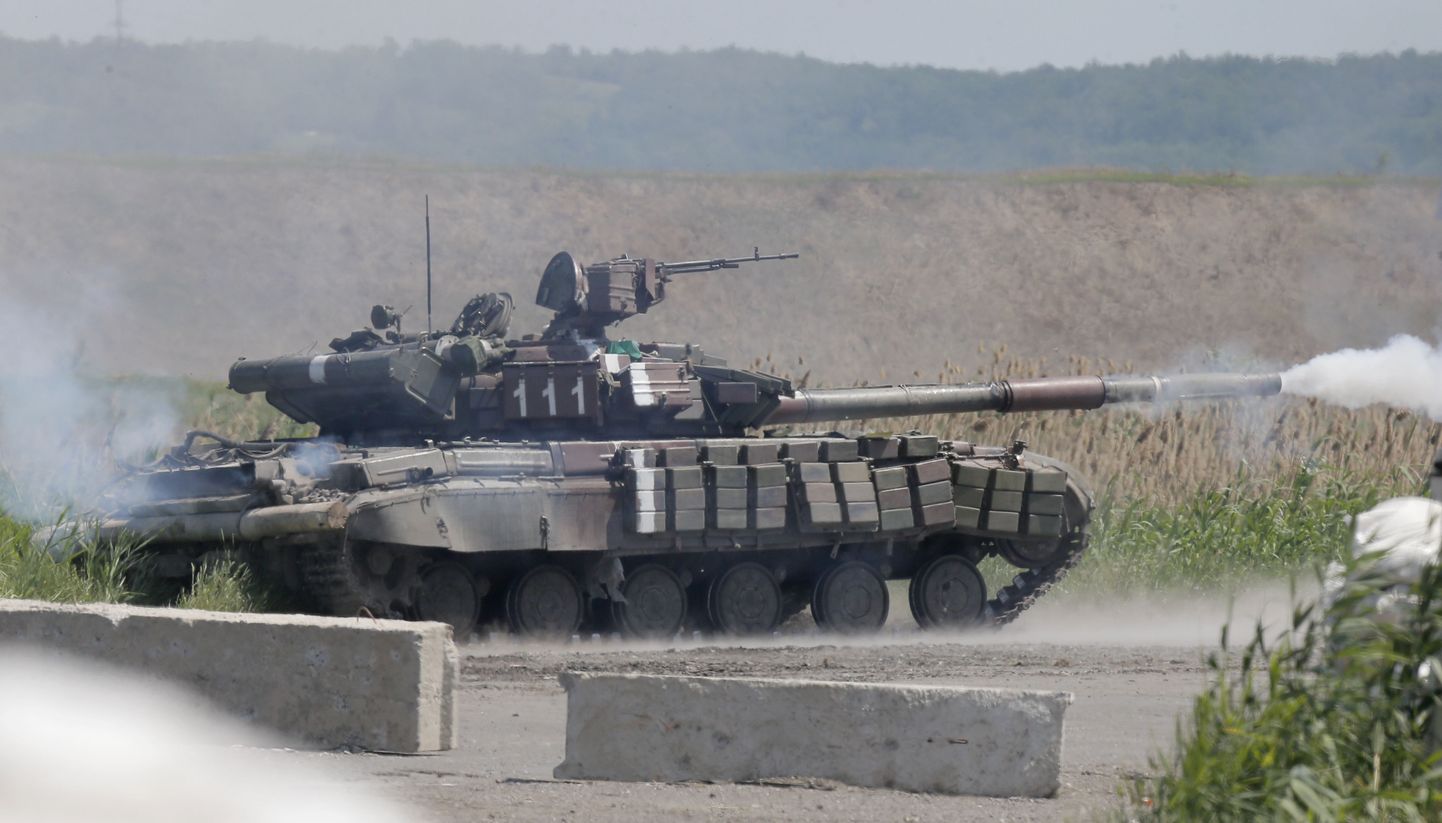 Ukraina sõjaväe tank annab tuld terroristide positsioonide pihta.
