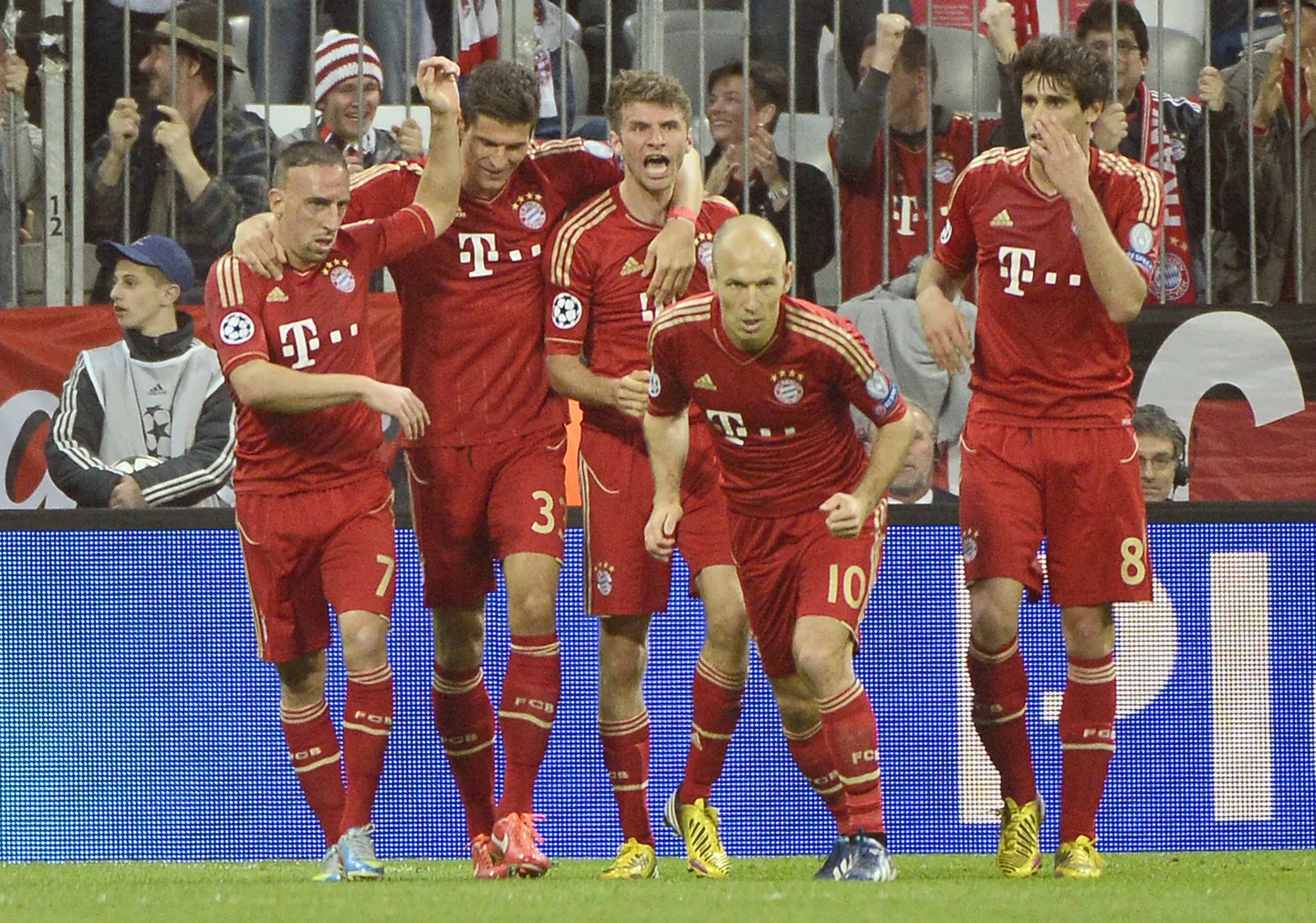 Müncheni Bayerni mängijad tähistamas FC Barcelona vastu löödud väravat.