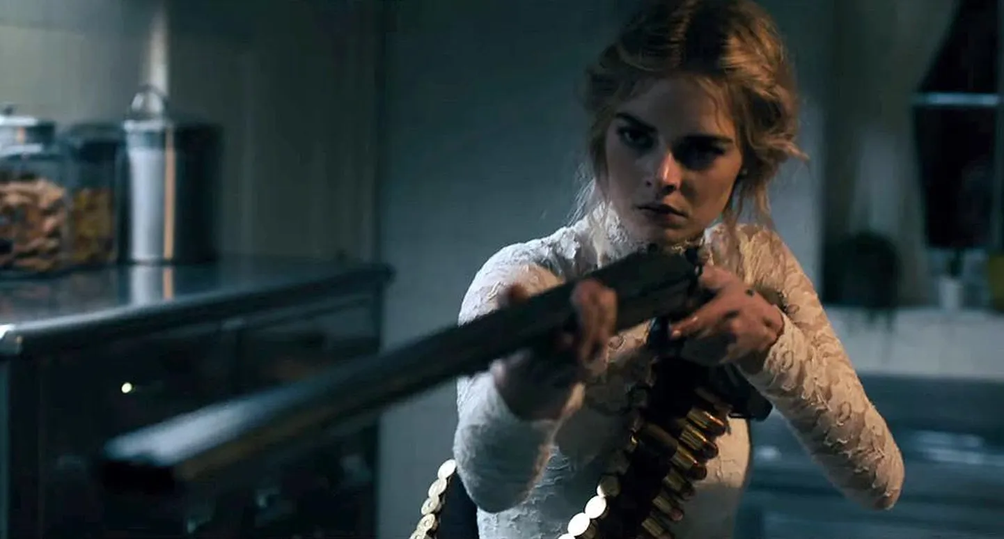 Pruutkleit ja kaheraudne: näeb välja nagu mõni Quentin Tarantino film, aga pole seda. Samara Weaving vaimukas õudusfilmis «Pulmaöö peitusemäng».