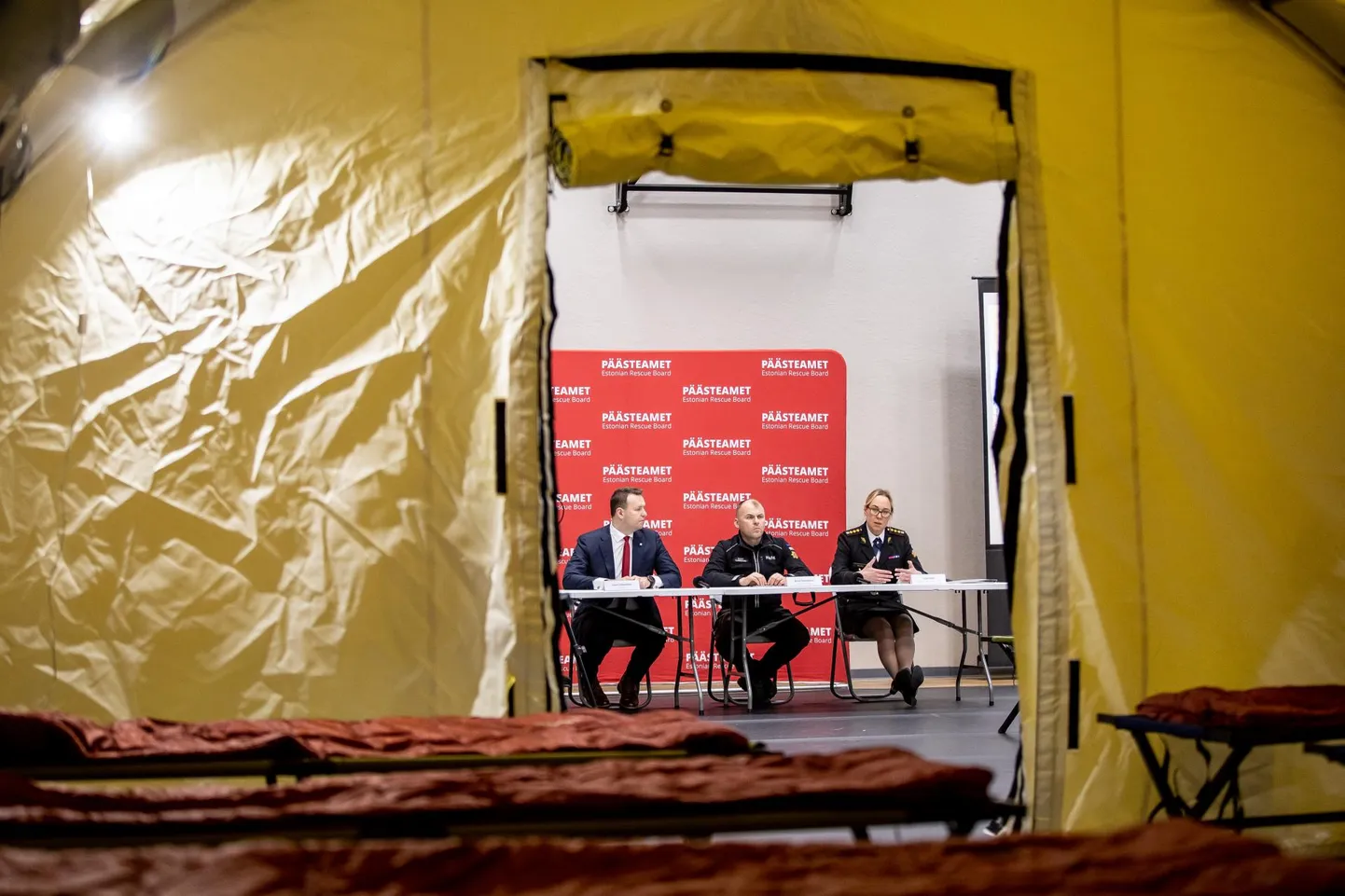 В январе прошлого года Спасательный департамент представил на пресс-конференции в Таллинне масштабный план эвакуации, утвержденный в конце 2022 года. Также был установлен образец полевой палатки для размещения с кроватями и всем остальным, что к этому относится.