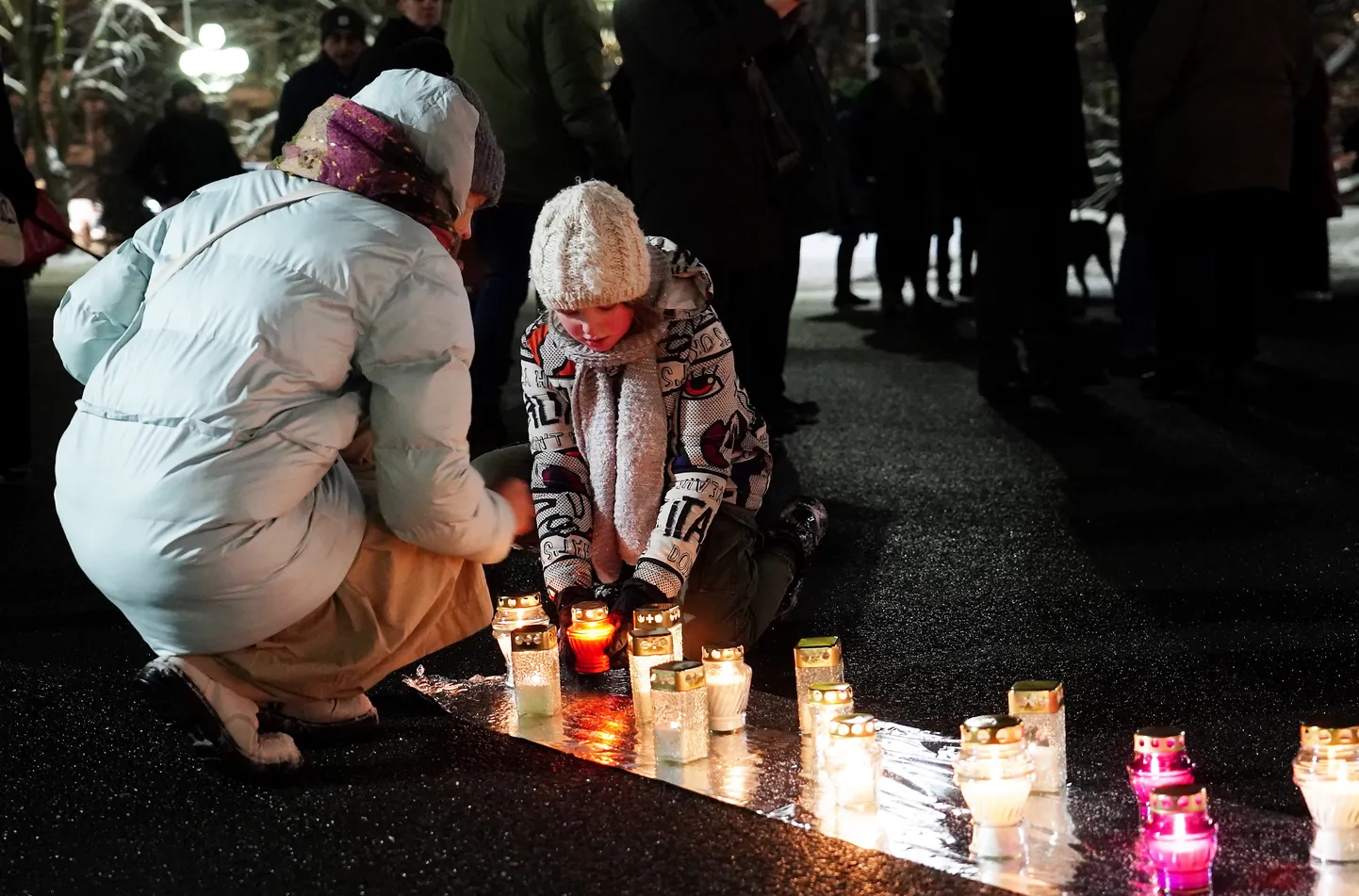 Свечи возле памятника Свободы в память массового убийства евреев в Румбуле