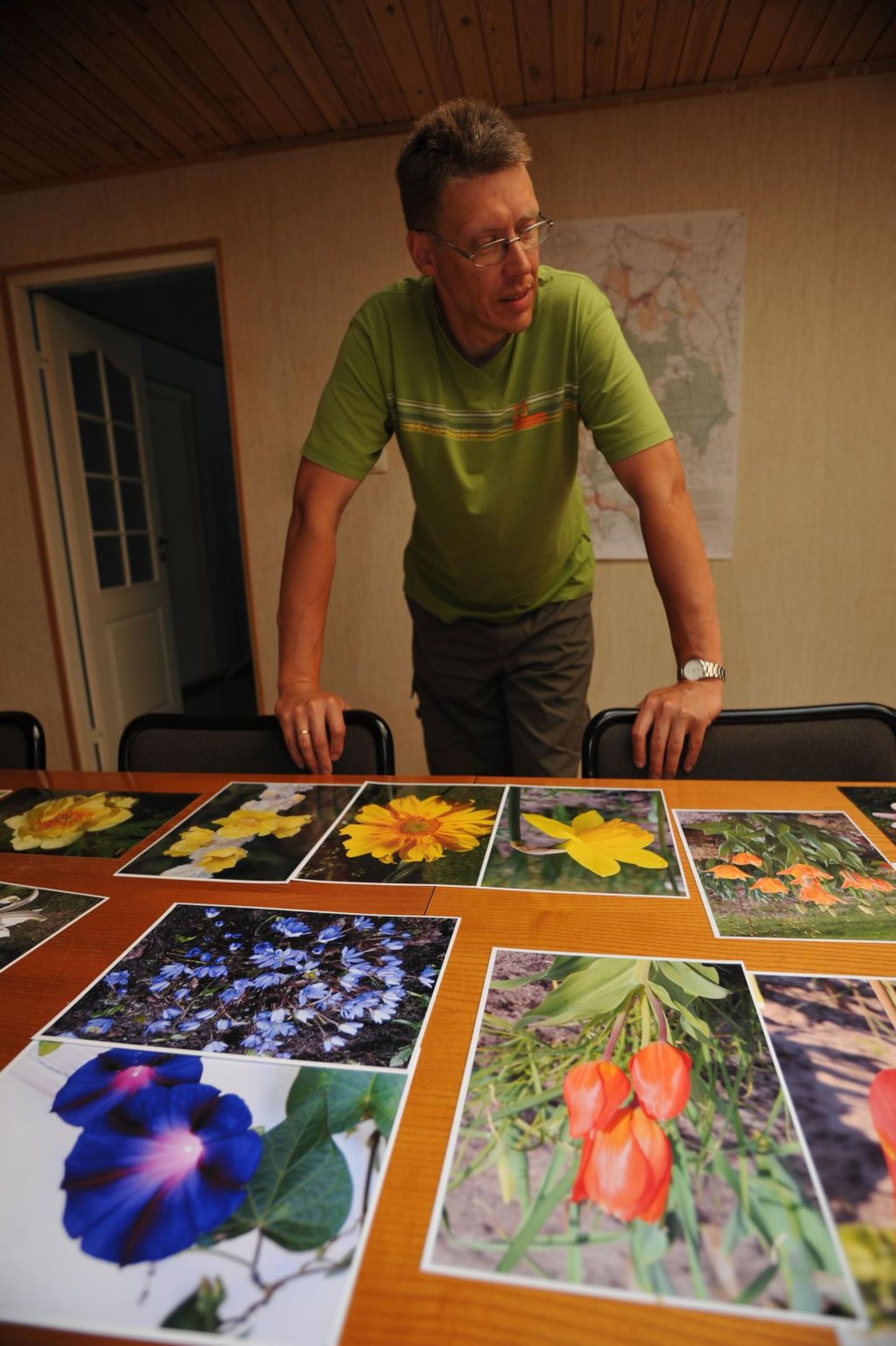 “Põhihobi on puude, põõsaste ja lillede kasvatamine, 90 protsenti neist piltidest on tehtud minu kodus Rannamäe talu aias,” ütleb Varbla vallavanem Sivar Tõnisson, kes koostas viimaste aastate fotodest oma teise isikunäituse.