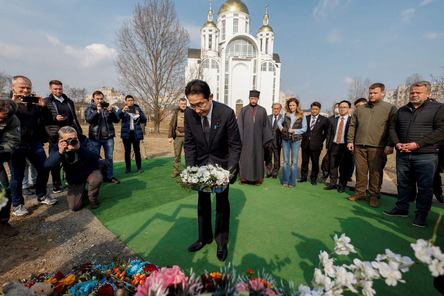 Jaapani peaminister Fumio Kishida asetab selle aasta märtsis Ukrainat külastades pärja Butša veresauna ohvrite mälestuseks