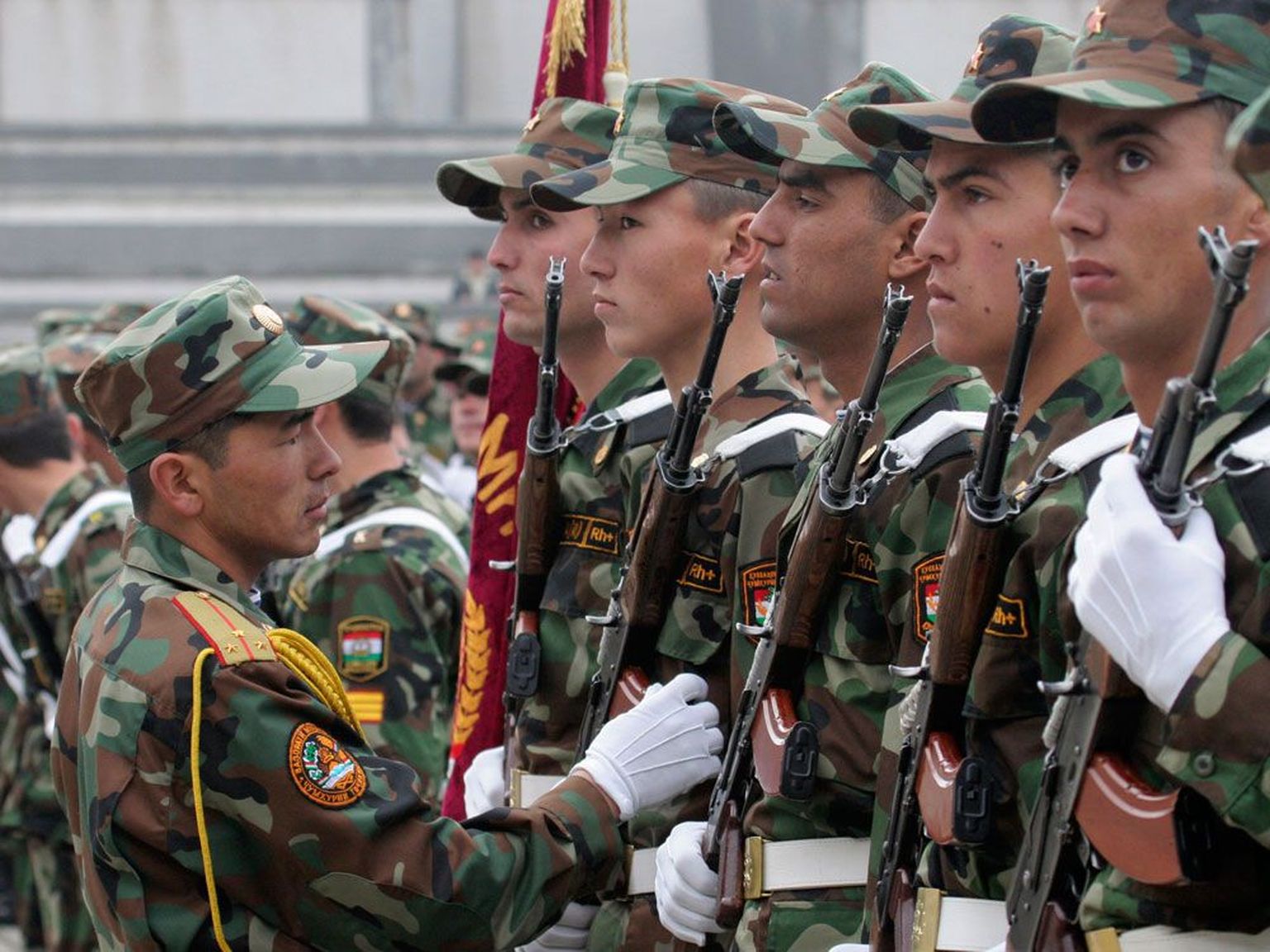 Tadžiki sõjaväelased kahe aasta eest pealinnas Dušambes armee loomise aastapäeva paraadil.