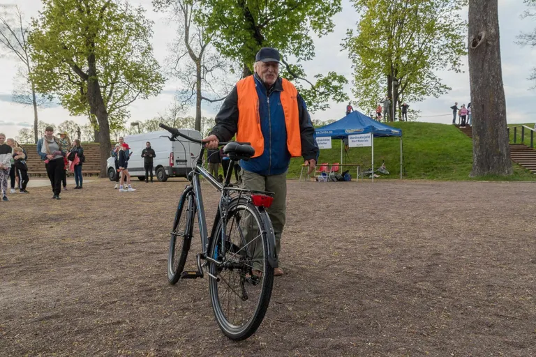 Vutilegend Raio Piiroja andis aastajooksude sarja algatajale Priit Neemele üle uue ratta, tänades aprillis 80 aasta juubelit pidanud teenekat organisaatorit panuse eest paljude noorte ja tema endagi sporditeel.