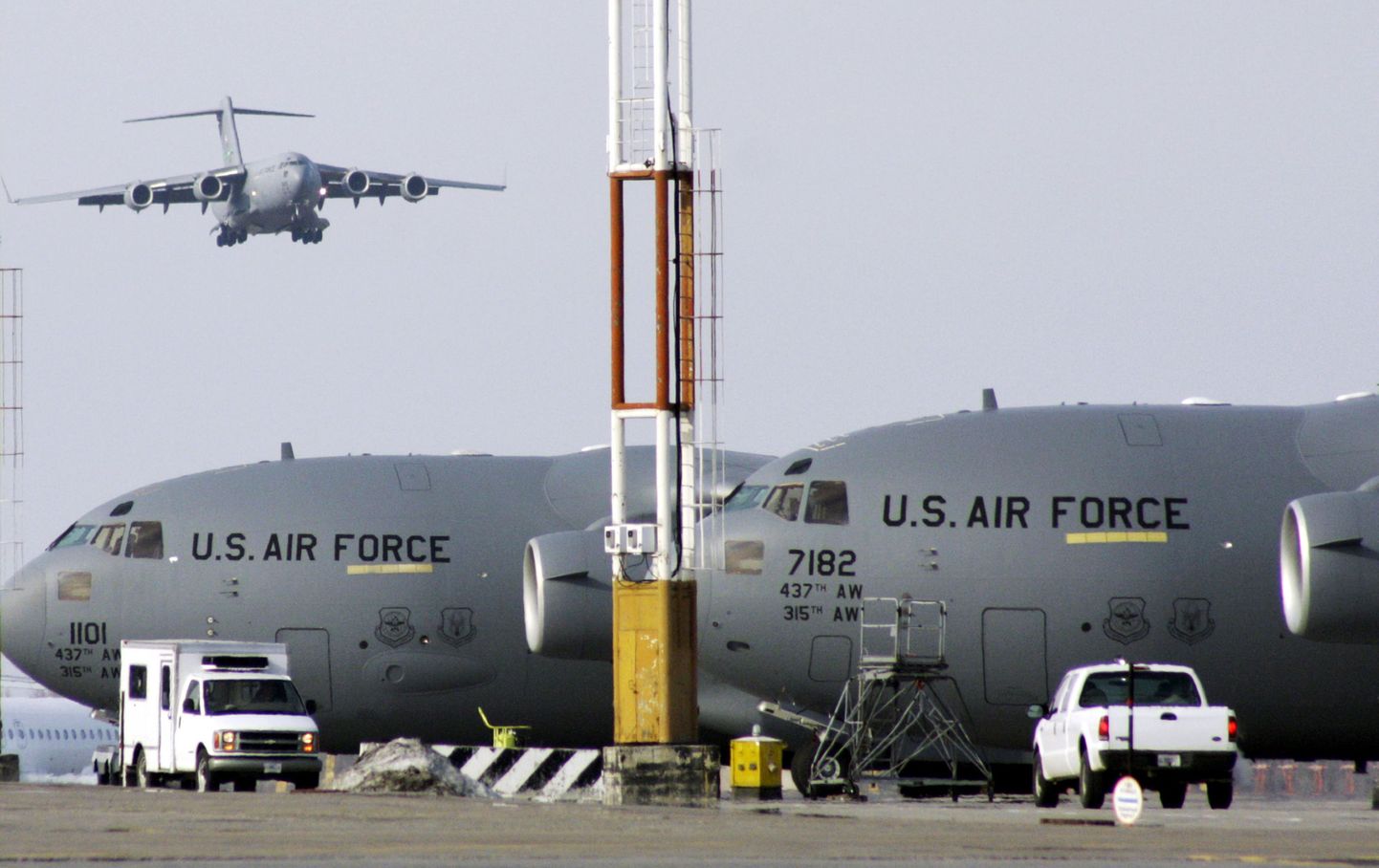 USA lennukid Manassi lennuväljal Kõrgõzstanis.