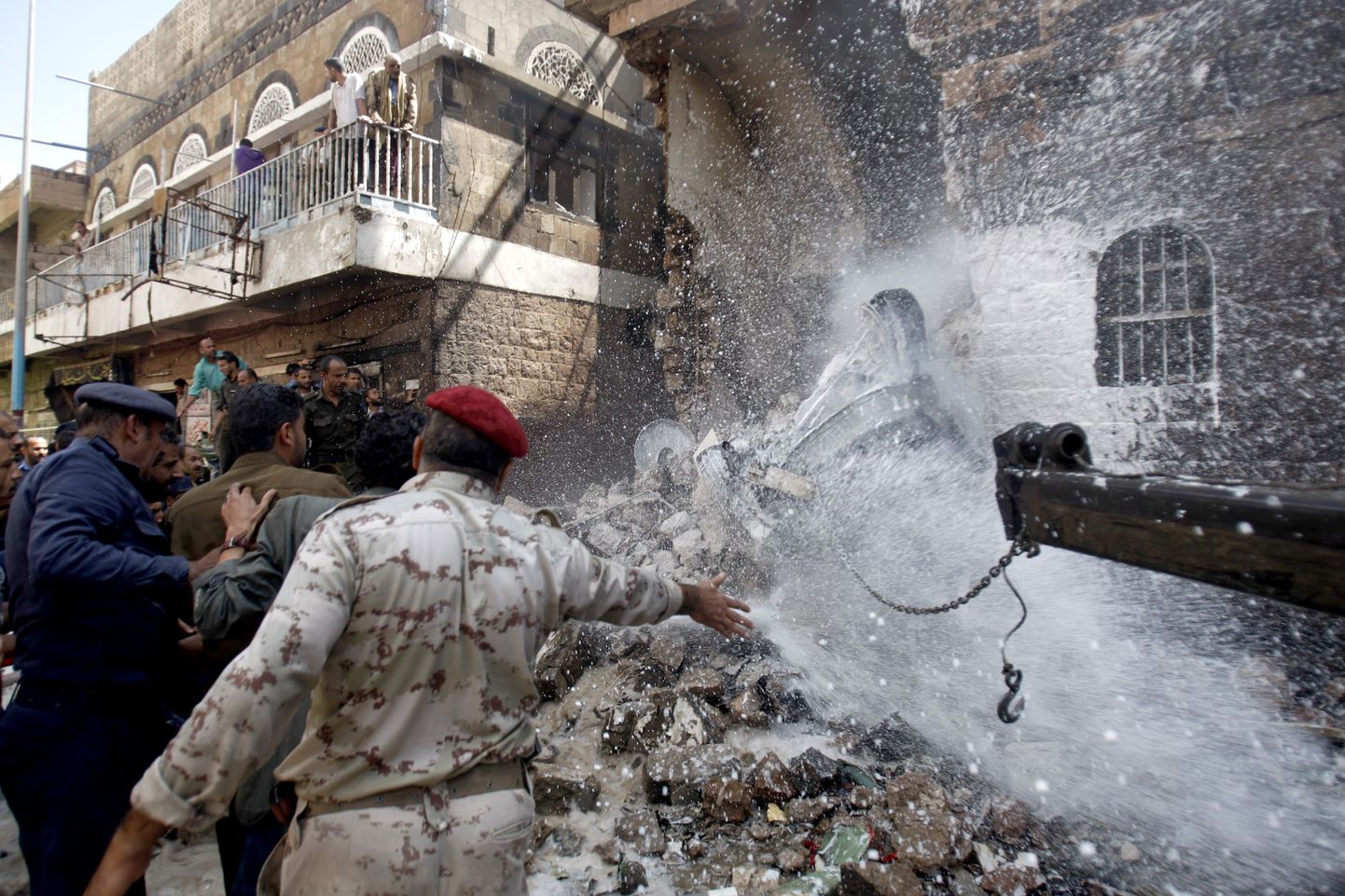 Jeemeni sõdurid kustutavad tuld Sanaas kohas, kuhu kukkus hävitus-ründelennuk SU-22.