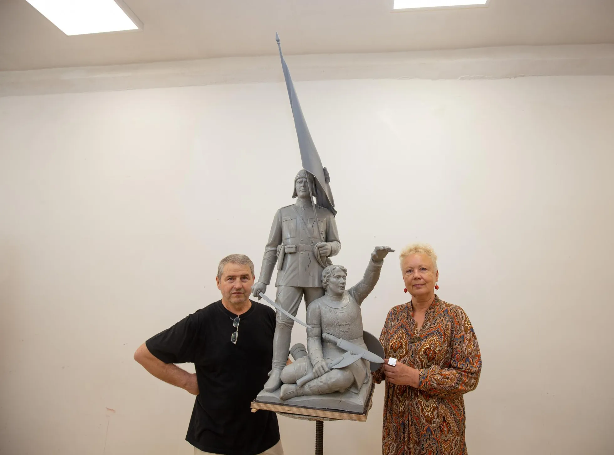 Skulptorid Tiiu Kirsipuu ja Ivan Zubaka taastasid mälestussamba võimalikult täpselt, kuid nende ülesande tegi eriti keeruliseks see, et figuurid tuli modelleerida fotode järgi.