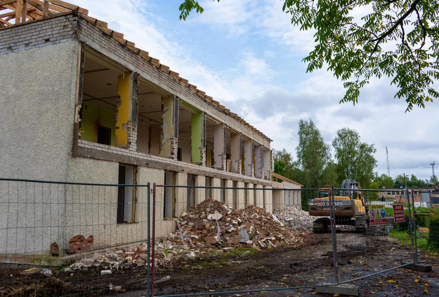 Viljandi vallamaja rekonstrueerimine toob tulevikus kaasa senisest märksa tihedama liikluse ja suurema vajaduse parkimiskohtade järele. Mõned kohalikud on see murelikuks teinud: ega ei hakata tänavaid kinni parkima?