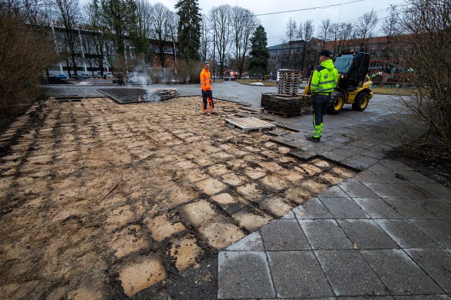 Vanad konarlikud teeplaadid saavad asendatud uutega.
