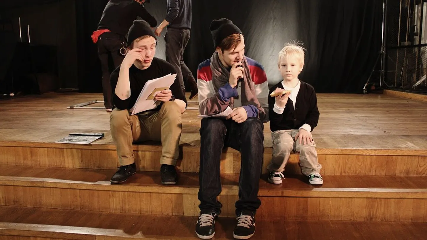 Slippery Slope filmis singlile «Circle» energilise muusikavideo.