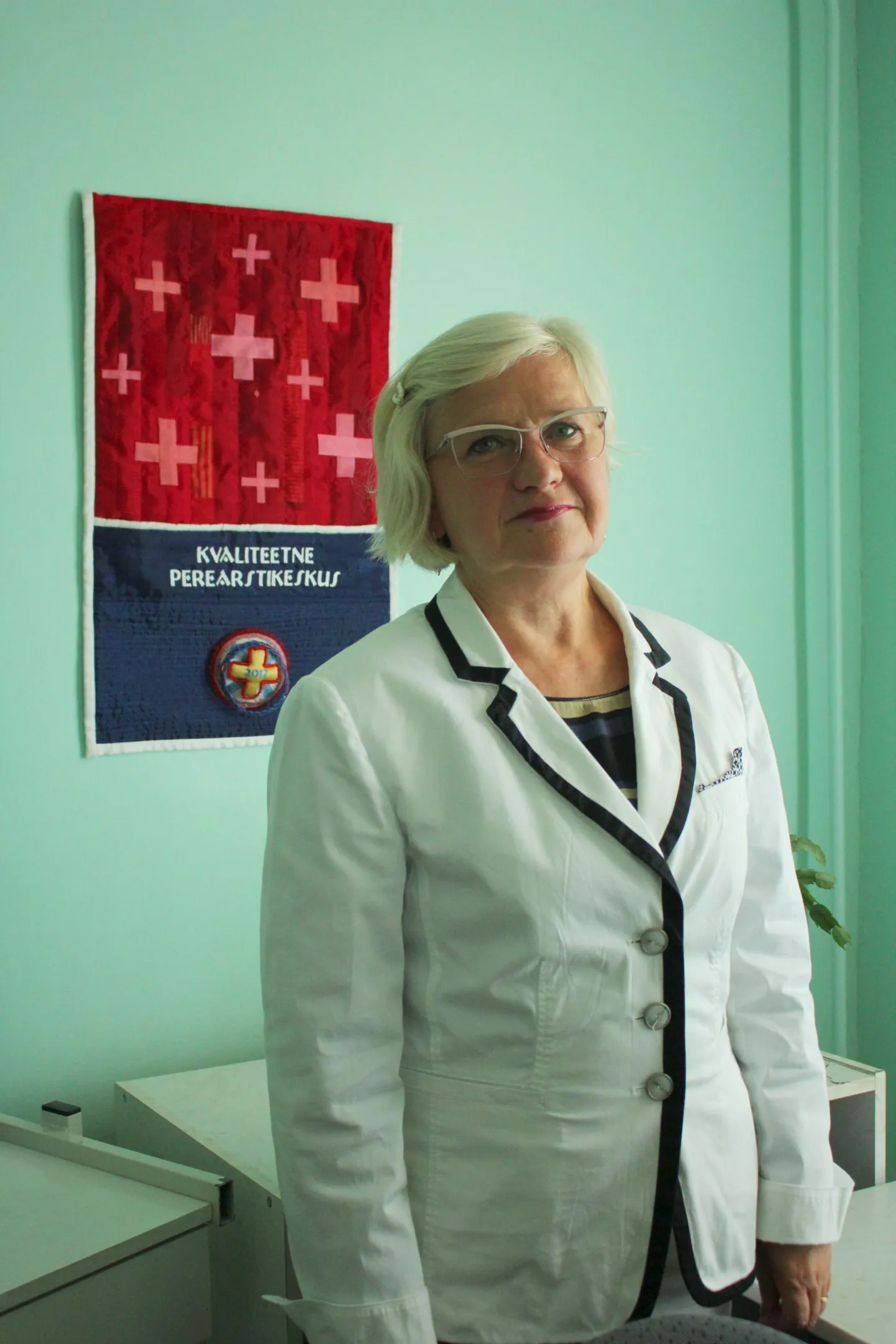 Doktor Eve Rebase praksis sai kõrgeima hinde ka mullu. Tema töötoa seinal ripub Eesti perearstide seltsilt saadud vaip, millega saavad uhkustada vaid Eesti parimad praksised.