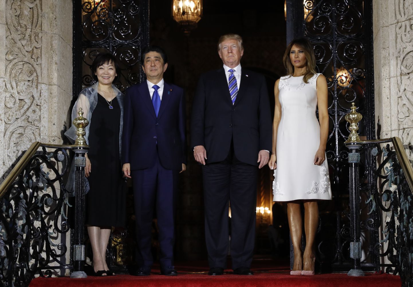 President Donald Trump koos esileedi Melania Trumpiga kohtumisel Jaapani peaministri Shinzo Abe ja tema naise Akie Abega.