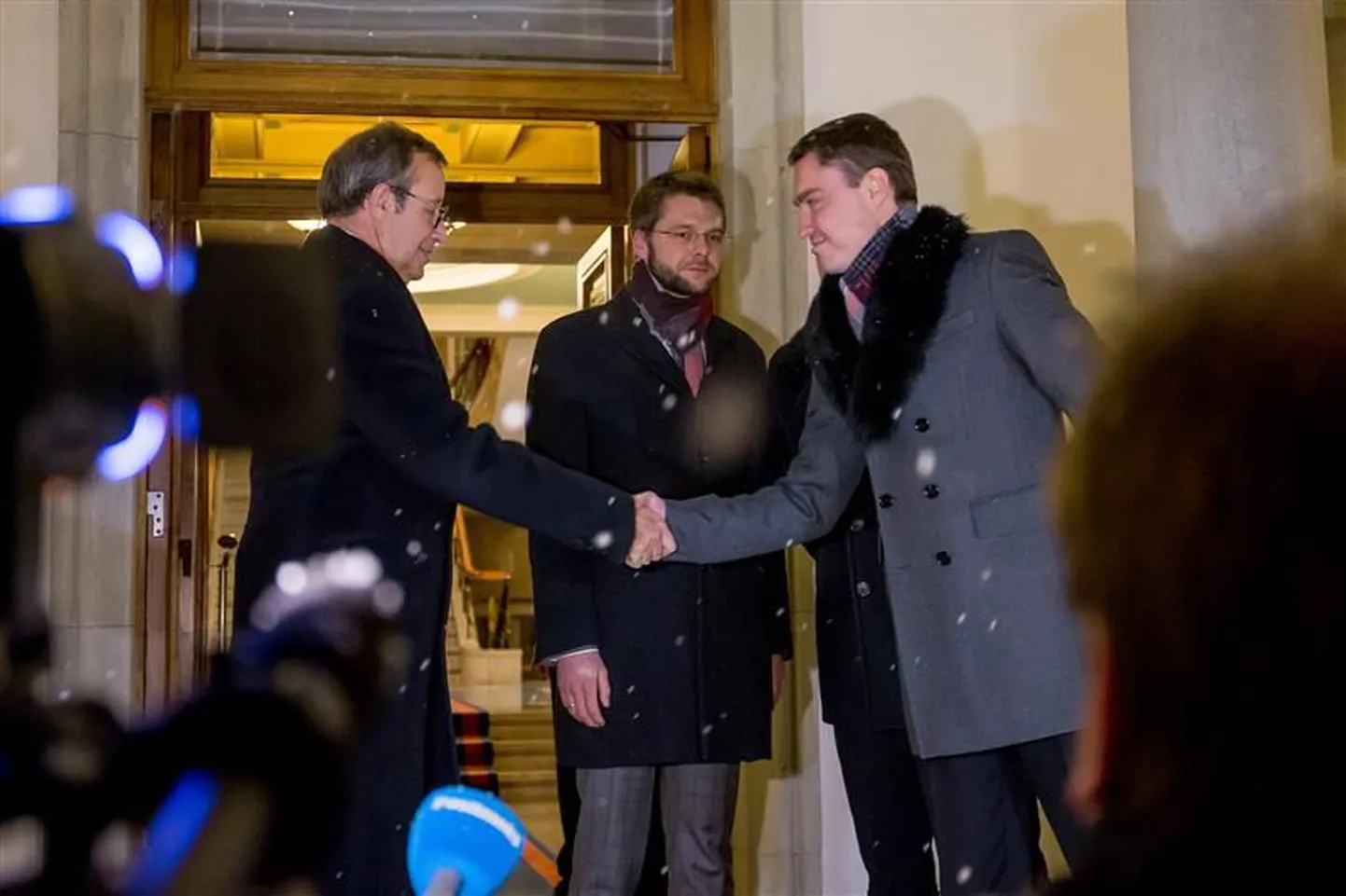 Ilusate ja heade väärtuste varjus ajab juuri konservatism, mis on võtnud vaikimisi eesmärgiks teha kõik selle nimel, et midagi ei muutuks. Probleeme ei tunnistata ega taheta märgata. SDE on leppinud piirjoontega, mille on talle ette tõmmanud parempoolsed peavooluparteid.
